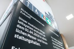 The analog parts of the information columns are also flexibly exchangeable, making the system – together with kompas digital signage – a high-performance wayfinding system (source: Messe Dortmund / Ja